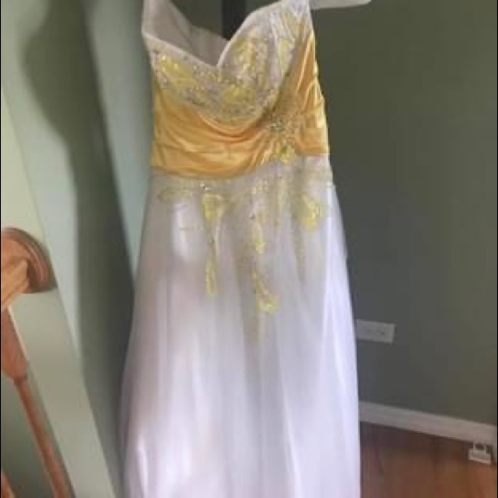 ** White dress with yellow accents - Picture 2 of 2